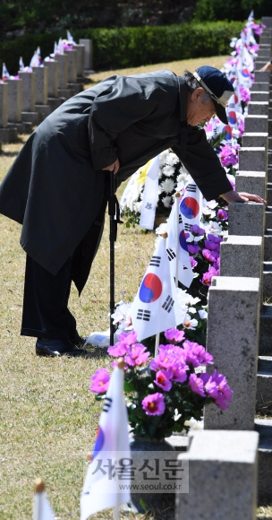 4.19 혁명 제57주년일인 19일 오전 서울 강북구 수유동 4.19 묘역에서 박승건(84) 전 교사가 제자의 묘비앞에서 눈물을 흘리고 있다. 도준석 기자 pado@seoul.co.kr