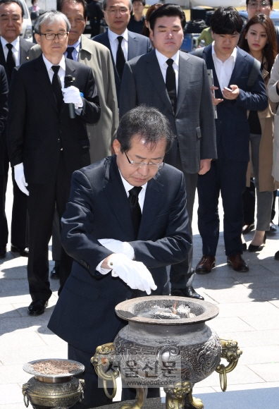 4.19 혁명 제57주년일인 19일 오전 홍준표 자유한국당 대선후보가 서울 강북구 수유동 4.19 묘역에서 분향하고 있다. 도준석 기자 pado@seoul.co.kr