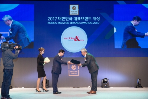 지난 4월 18일, 서울 신라호텔에서 열린 ‘2017 대한민국 대표브랜드 대상’ 시상식에서 ㈜웨딩앤아이엔씨가 ‘웨딩컨설팅 브랜드 부문’에서 4년 연속 수상하는 영예를 안았다.