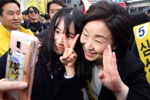 [서울포토] 심상정 ‘시민들과 셀카’