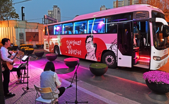 ‘김광석 음악버스’의 종착지인 ‘김광석다시그리기길’ 초입에서 지역 뮤지션들이 공연을 벌이고 있다.