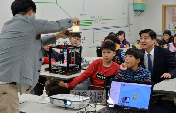 이해식(맨 오른쪽) 서울 강동구청장이 19일 강동구 명일동 진로직업체험센터에서 대명초등학교 학생들과 함께 3D 프린터의 원리에 대해 설명을 듣고 있다. 손형준 기자 boltagoo@seoul.co.kr