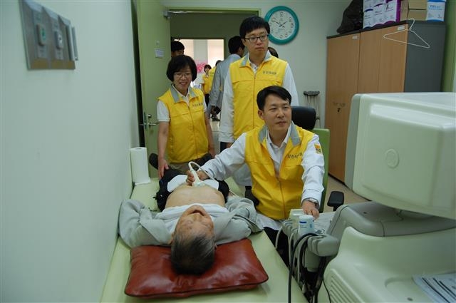 이숭(오른쪽) 강진의료원장이 지난해 8월 이후 매달 한 차례 국립소록도병원을 찾아 한센병 환자들의 초음파 검사 진료 등을 펼치고 있다.