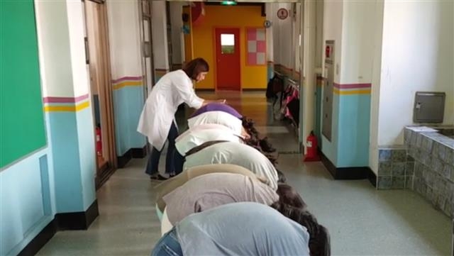 영등포구 보건소 직원이 지난해 한 초등학교에서 학생들의 척추측만증을 검진하고 있다. 영등포구 제공