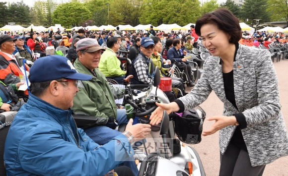 김수영 양천구청장이 20일 열린 ‘양천 장애인 한마음 어울림 문화축제’에 참석해 장애인과 악수를 하기 위해 반갑게 손을 내밀고 있다. 이언탁 기자 utl@seoul.co.kr 김수영 양천구청장이 20일 열린 ‘양천 장애인 한마음 어울림 문화축제’에 참석해 장애인과 악수를 하기 위해 반갑게 손을 내밀고 있다. 이언탁 기자 utl@seoul.co.kr