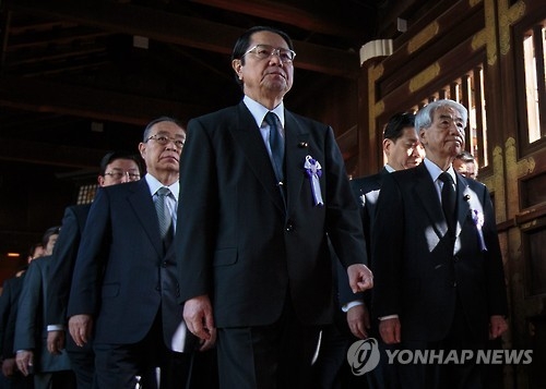 日 의원들, 춘계대제에 야스쿠니 신사 집단 참배…아베 공물 보낼 듯