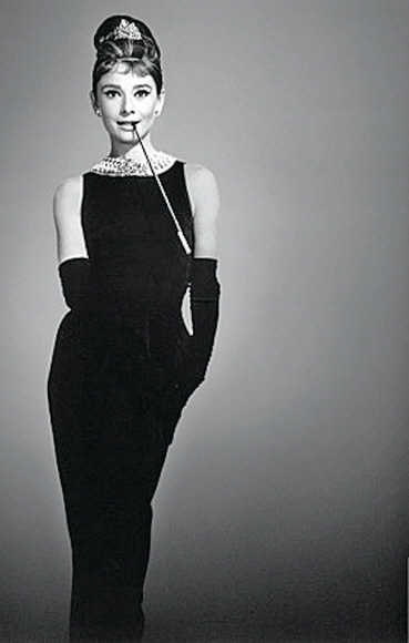 영화 ‘티파니에서 아침을’에서 오드리 헵번이 선보인 검은 드레스는 코코 샤넬이 1920년대 발표해 여성복 패션의 원형이 된 ‘리틀 블랙 드레스’의 압권으로 평가된다.  위즈덤하우스 제공