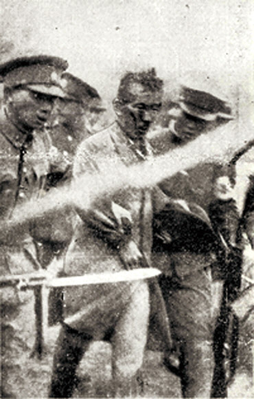 일본군에 연행되는 윤봉길 의사의 당시 모습
