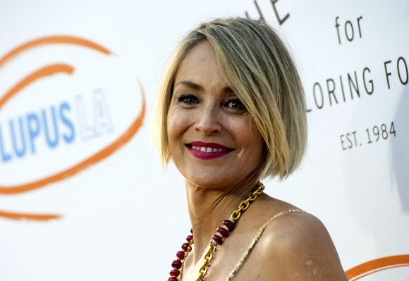 헐리우드 스타 샤론 스톤이 22일(현지시간) 미국 캘리포니아주 LA의 캘리포니아 사이언스 센터에서 열린 루푸스 질환 관련 행사인 ‘Lupus LA’s 2017 Orange Ball: Rocket To A Cure’에 참석해 포즈를 취하고 있다. AFP 연합뉴스