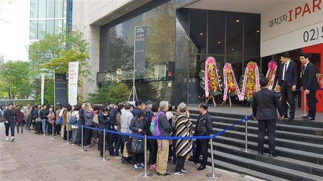 지난 21일 서울 강남구 대치동에 문을 연 ‘대치3차 아이파크’ 모델하우스 앞에 사람들이 길게 줄을 서 있다. 현대산업개발 제공