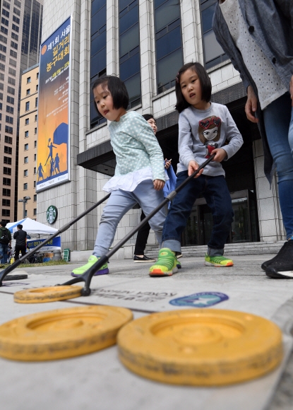 서울시에서 마련한 대회장 옆 ‘길거리 체육시설’에서 막대기를 이용해 즐겁게 운동을 하는 어린이들. 박지환 기자 popocar@seoul.co.kr