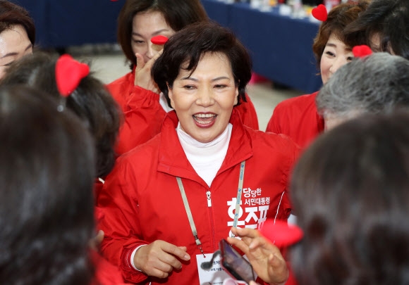 인사하는 홍준표 후보 부인