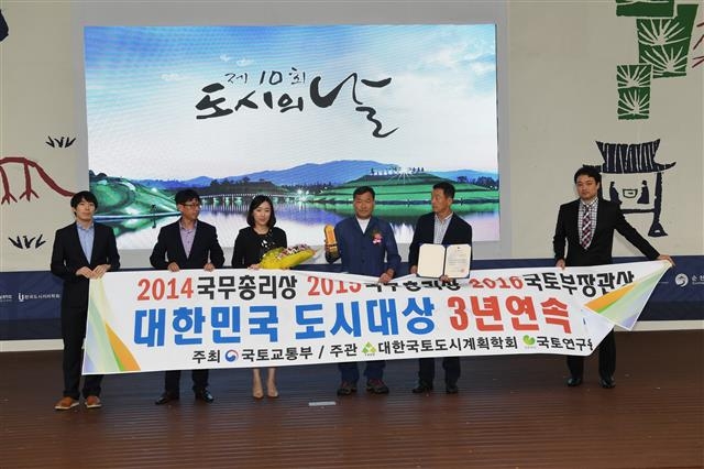 오 군수가 지난해 3년 연속 국토교통부 주최 대한민국 도시대상을 받은 뒤 기념촬영하고 있다. 부산 기장군 제공