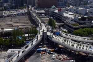 [서울포토] 서울역 고가 새모습 공개 ‘서울로 7017 공중정원’으로 탈바꿈