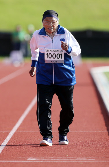 전력 질주 치곤 좀 느리지?  뉴질랜드 오클랜드의 트러스츠아레나에서 24일(현지시간) 열린 2017 월드 마스터스 게임에서 100세 이상자 100m 달리기 종목에 참가한 인도의 만 카우르 씨(101)가 전력 질주하고 있다.<br>2017-04-25<br>사진=AFP연합뉴스