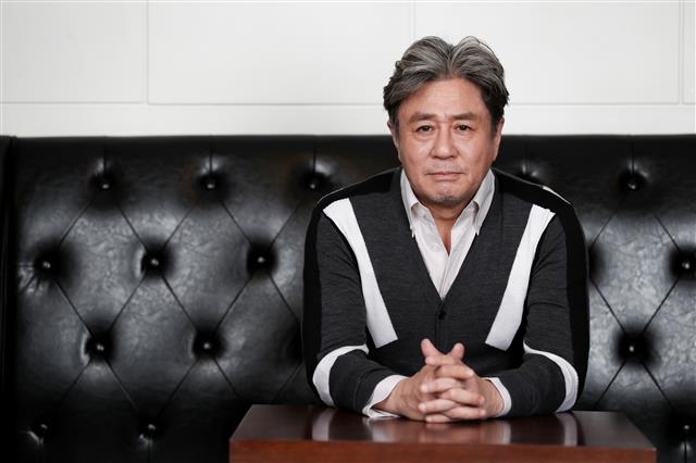 최민식은 다음달 9일 대통령 선거 때 당연히 투표할 것이라며 눈을 빛냈다. “독감 때문에 많이 아파서 투표장에 가지 못한 때를 제외하면 지금까지 한 번도 빠진 적이 없어요. 이번 TV 토론을 보면서는 세트가 좀 아쉽다는 생각이 들더라고요. ‘특별시민’ 토론장 세트가 더 좋지 않나요? 미국 대선 때 디자인을 미술팀이 그대로 따왔죠.” 쇼박스 제공