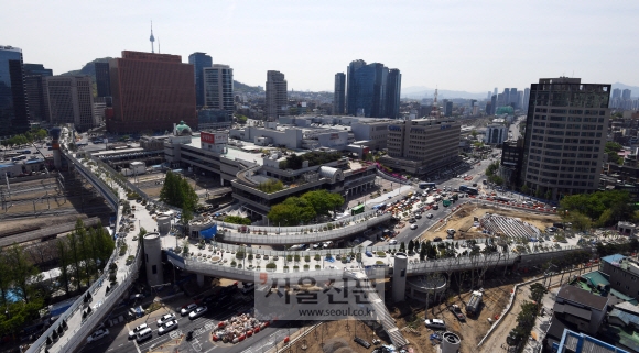 다음달 20일 개장을 앞두고 25일 언론에 공개된 서울역 고가 보행로 ‘서울로 7017’의 전경. 박윤슬 기자 seul@seoul.co.kr