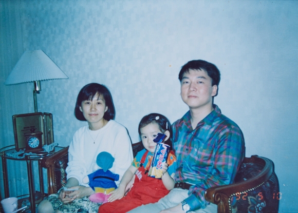 안 후보와 부인 김씨가 딸 설희(가운데)씨가 어렸을 때 지인의 집에서 함께 찍은 사진. 안철수 캠프 제공