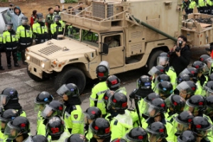 4시간 만에 사드 전격 배치…경찰과 충돌한 주민 3명 병원 이송