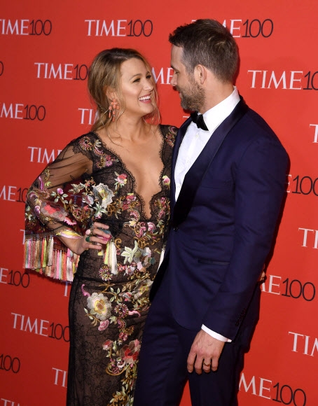 헐리우드 스타 부부인 블레이크 라이블리(왼쪽)와 라이언 레이놀즈가 미국 뉴욕 링컨 센터에서 열린 타임지 선정 ‘올해 세계에서 가장 영향력 있는 100인’ 갈라 행사에 참석해 포즈를 취하고 있다. AFP 연합뉴스