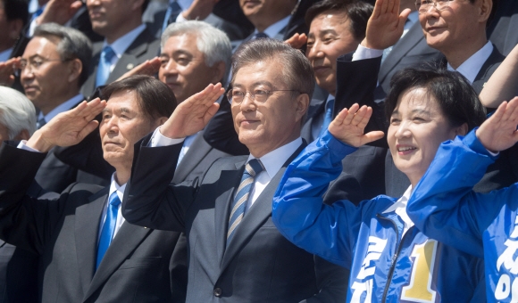 더불어민주당 문재인 대선후보(가운데)가 26일 국회 본청 계단 앞에서 열린 ’천군만마 국방안보 1000인 지지선언’ 기자회견에서 거수경례를 하고 있다.  이종원 선임기자 jongwon@seoul.co.kr