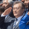 [서울포토] 거수경례 하는 문재인 후보