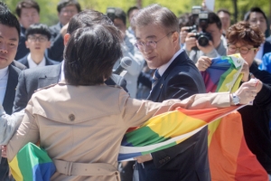 [서울포토] ‘동성애 반대 발언’ 문재인에 사과요구 기습시위