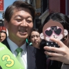 [서울포토] ‘웃으세요~’… 시민과 기념촬영하는 안철수 후보