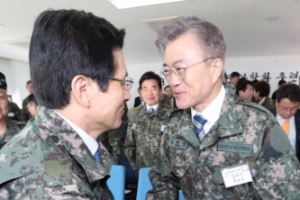 [서울포토] 황교안, 문재인 스치듯 안녕