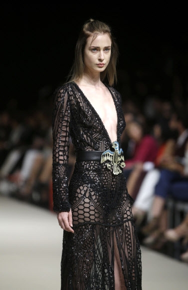 25일(현지시간) 페루의 수도 리마에서 열린 디자이너 아니 알바레즈 칼더슨의 가을/겨울 컬렉션에서 한 모델이 멋진 의상을 선보이고 있다. AP 연합뉴스