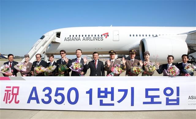 26일 인천국제공항 주기장에서 열린 A350 도입 기념행사에서 박삼구(오른쪽 여섯 번째) 금호아시아나그룹 회장과 김수천(일곱 번째) 아시아나항공 사장이 직원들과 함께 기념사진을 찍고 있다. 아시아나항공 제공