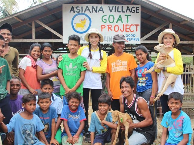 아시아나항공 직원들이 필리핀 오지마을에 사는 아이타족 마을을 찾아 후원물품을 전달하고 기념촬영을 하고 있다. 아시아나항공 제공
