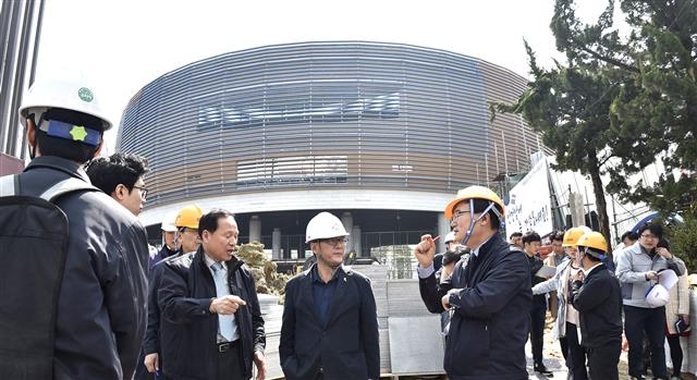김 구청장이 오는 8월 개관 예정인 월계문화체육센터를 방문해 공사 관계자들과 대화를 나누고 있다. 노원구 제공