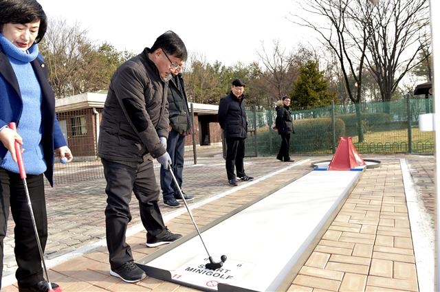 김 구청장이 지난 1월 공릉동 근린공원에 개장한 ‘미니골프장’에서 골프 게임을 하고 있다. 노원구 제공