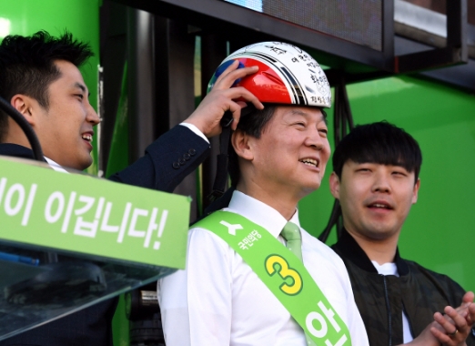 [서울포토] 쇼트트랙 모자 쓴 안철수 후보