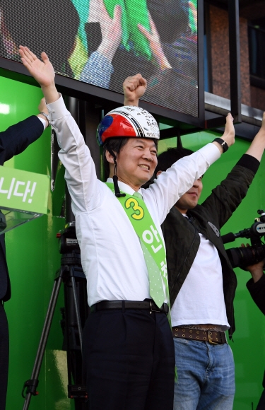 [서울포토] 안철수, 쇼트트랙 모자 쓰고 선거유세