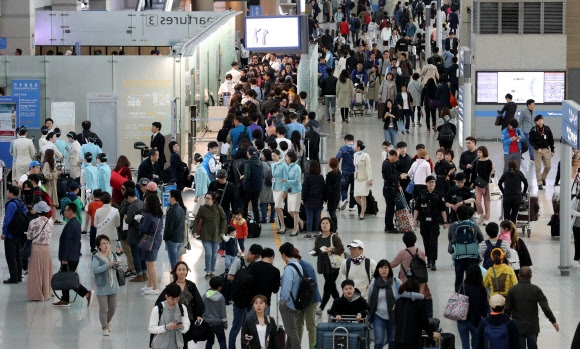 연휴 앞두고 출국 여행객으로 붐비는 인천공항