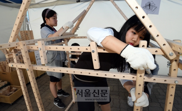 27일 서울 마포구 평화의광장에서 열린 직업체험의 날 행사에서 집짓기 체험부스를 찾은 학생들이  집을 만들고 있다. 박지환 기자 popocar@seoul.co.kr