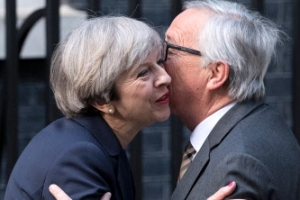 [포토]메이총리의 볼키스··· 英-EU 브렉시트 협상단 상견례