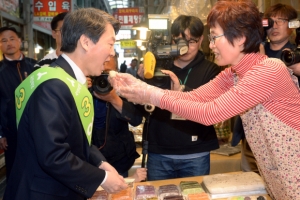 [서울포토] 떡 받아먹는 안철수