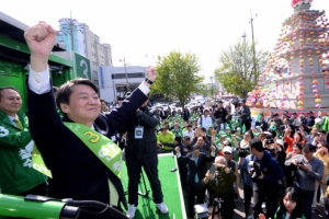 [서울포토] 지지 호소하는 안철수