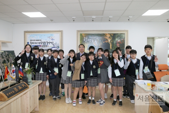 양기대(가운데) 광명시장이 자유학년제 연계 현장직업 체험 후 광명시청을 방문한 소하중 1학년생들과 기념촬영을 하고 있다. 광명시 제공 