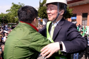 [서울포토] 안철수, 시민과 포옹