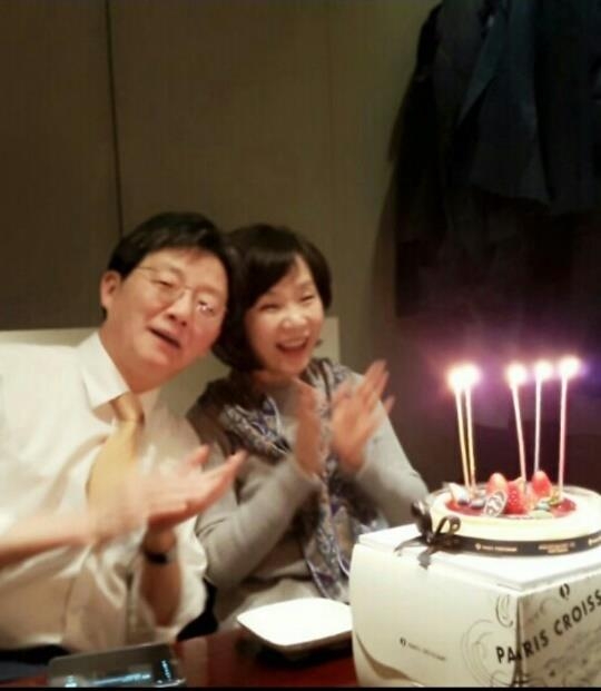 지난 2월 9일 오씨의 생일을 축하해 주고 있는 유 후보의 모습.  오선혜씨 제공