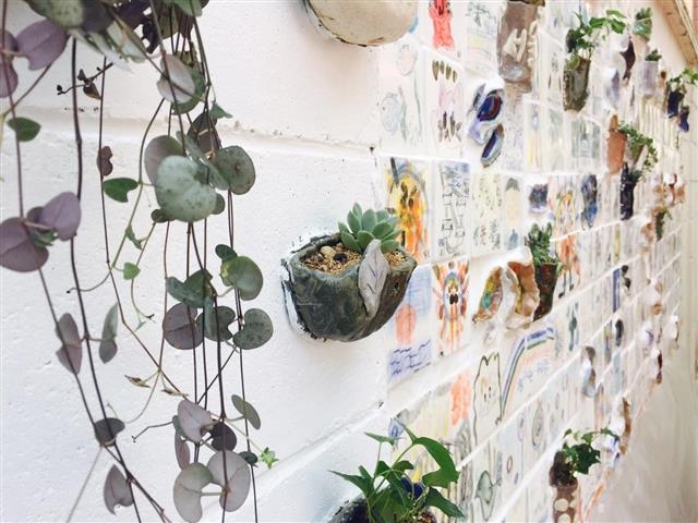 지난해 성수동 서울숲길의 작은 공터에 주민들이 직접 설치한 공예작품들이 담벼락을 아름답게 수놓고 있다. 성동구 제공