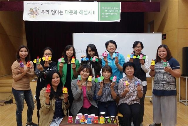 지난해 다문화해설사 양성 과정에 참가한 결혼이민자들. 서대문구 제공