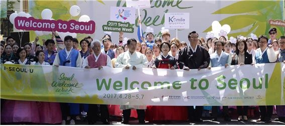 이혜경 서울시의원(앞줄 가운데)이 27일 명동에서 개최된 2017 봄 관광객 환대주간 개막식에서 플랑카드를 들고 참석자들과 함께 홍보활동을 벌이고 있다.