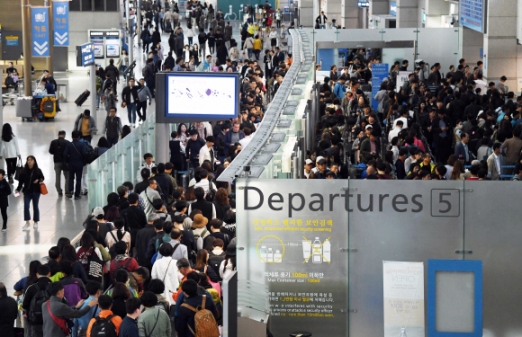 [서울포토] ‘5월 황금연휴’ 맞아 해외로 떠나는 사람들