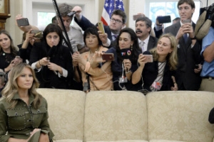 [포토] 벡악관 스타 멜라니아··· 취재열기에도 안 녹는 얼음공주