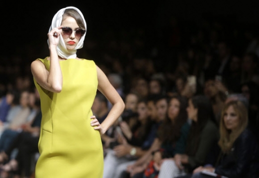 27일(현지시간) 페루 리마에서 열린 패션위크에서 패션브랜드 ‘Ana Maria Guilfo’ 가을/겨울 컬렉션 의상을 입은 모델이 런웨이에서 포즈를 취하고 있다.<br>AP 연합뉴스